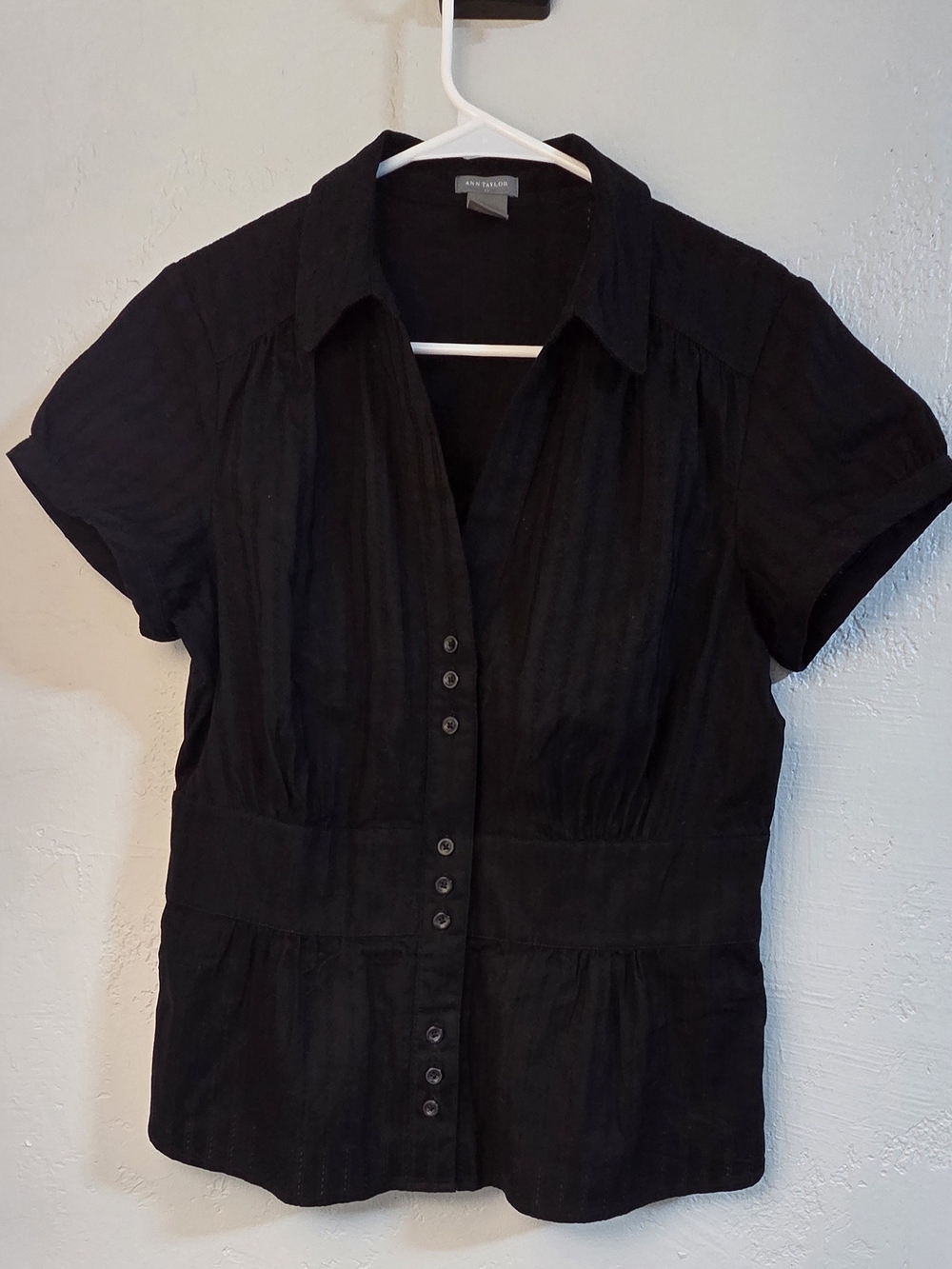 Ann Taylor Black Ruched Empire Waist Button-Down Blouse Cap Sleeve Size 10
